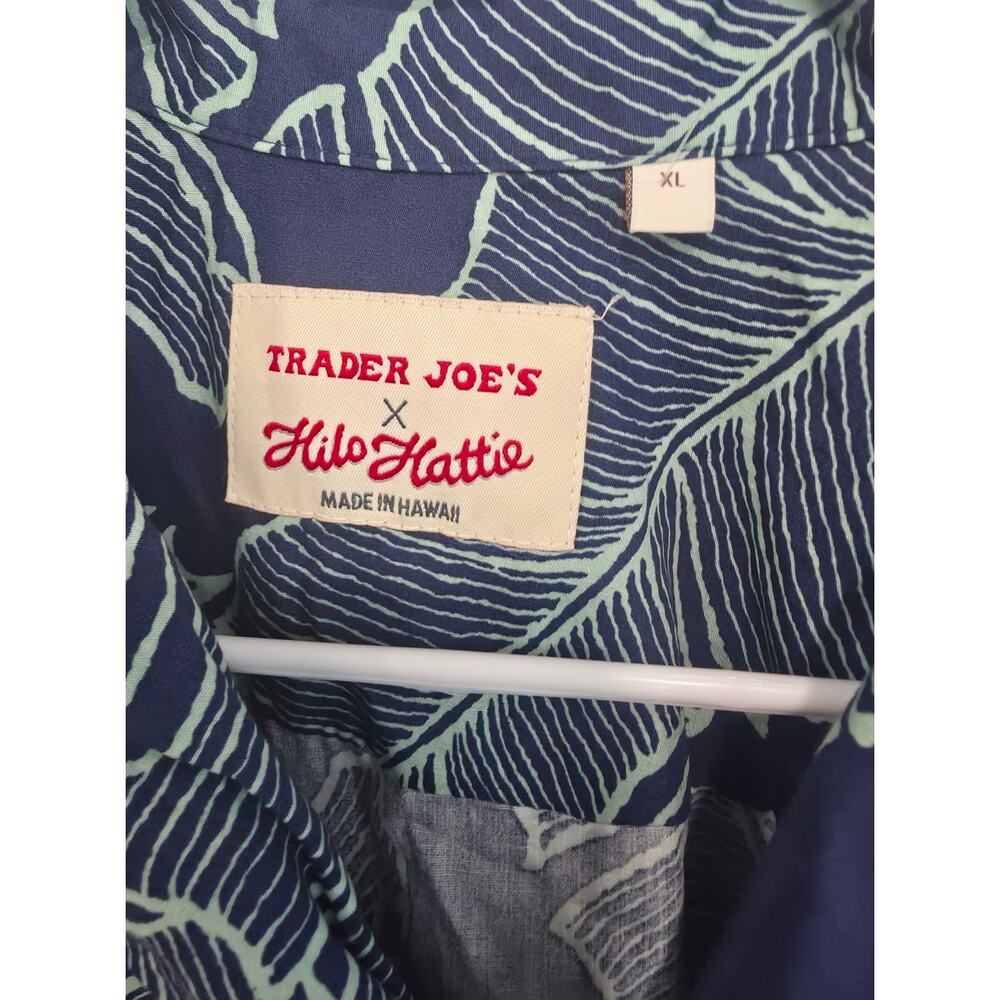 Trader Joe's x Hilo Hattie Hawaiian Shirt Mens XL Blue Banana Leaf 100% Cotton - Picture 4 of 6